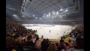 Ob alle, der 51.525 Zuschauer den Puck über die Eisfläche schliddern gesehen haben, ist aufgrund der Distanz zum Spielfeld in Frage zu stellen