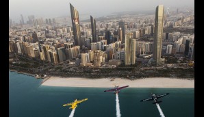 Anflug auf die Super-Skyline. Bereits zum achten Mal gastierte das Red Bull Air Race in Abu Dhabi. Hall, Chambliss und McLeod (v.l.) sind schon bestens vertraut mit der Umgebung