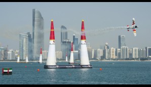 Auch die beiden neuen Piloten mussten sich erst einmal zurechtfinden beim ersten Air Race ihrer Karriere. Hier kämpft sich der Spanier Juan Velarde durch den Kurs