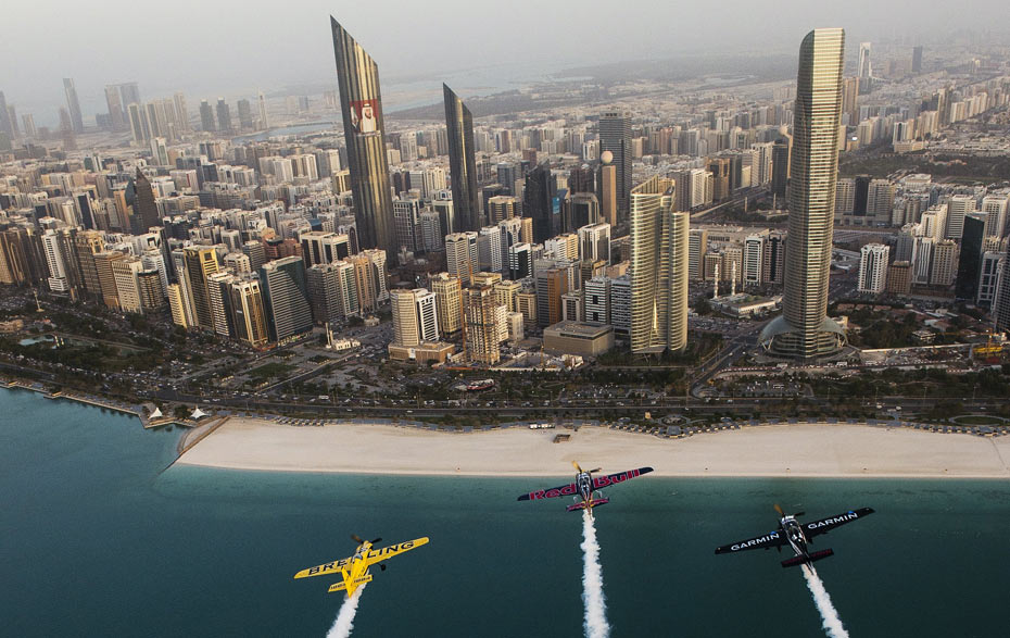 Anflug auf die Super-Skyline. Bereits zum achten Mal gastierte das Red Bull Air Race in Abu Dhabi. Hall, Chambliss und McLeod (v.l.) sind schon bestens vertraut mit der Umgebung
