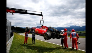 Während Vettel alles richtig macht, crashen sein Teamkollege Kimi Räikkönen und Alonso direkt zu Beginn des Rennens