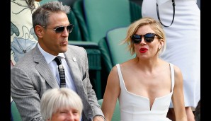 Schauspielerin und Hollywoodstar Sienna Miller scheint sichtlich Spaß zu haben - sitzt neben ihr George Clooney?