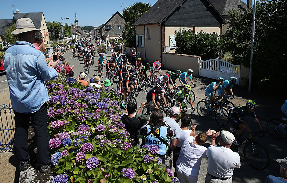 7. ETAPPE: Heute geht es für den Radler-Trupp weiter durch französische Dörfer, vorbei an Blumen und Fans