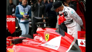 Dass ihm Nico Rosberg die Pole geklaut hatte, machte Lewis Hamilton wenig aus. Er interessierte sich mehr für Sebastian Vettels Dienstwagen