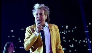 Rod Stewart sorgt in goldenem Zwirn und Steckdosen-Look für musikalische Unterhaltung