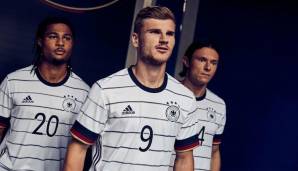 Das ist das neue Heimtrikot der deutschen Nationalmannschaft, mit dem sie auch bei der EM 2020 spielen wird. Blickt man auf die Historie der deutschen EM-Trikots auf jeden Fall, ist das mit seinen Streifen auf jeden Fall ein Novum.