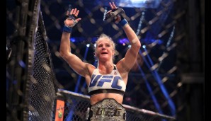 ...UFC-Bantamweight-Champion! The Preacher's Daughter entriss Rousey Titel, Aufmerksamkeit und Serie als sie als erste gegen Rowdy gewinnen konnte