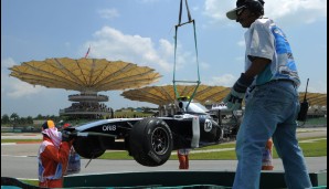 In Sepang bemühten sich die Streckenposten redlich, den Williams-Cosworth nicht noch stärker zu beschädigen