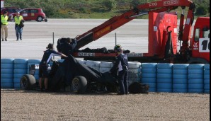 11.02.2011, Jerez: Erste Ausfahrt im neuen Williams - erster Kontakt mit der Reifenmauer. Läuft!