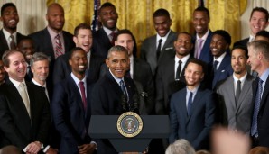 Hoher Besuch im Weißen Haus! Der Meister gibt sich die Ehre. Basketball-Fan Barack Obama gibt den Sprücheklopfer