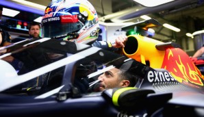 Der Helm wurde Daniel Ricciardo erst nach dem Einsteigen überreicht - nicht ungewöhnlich