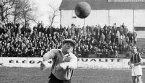 RICARDO ZAMORA: Einer der besten Torhüter der Fußballgeschichte hütete nicht nur den Kasten der spanischen Nationalmannschaft, sondern auch den der beiden großen Vereine. Von 1919 bis 1922 parierte Zamora für Barca, von 1930 bis 1936 für Real.