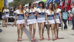 Auch diese Damen imitieren einen spanischen Kleidungsstil - auch wenn sie damit nicht komplett glücklich scheinen