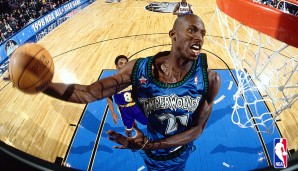 Wie viele junge Baller hat man Anfang der 2000er eigentlich im Trikot von Kevin Garnett auf den Freiplätzen weltweit gesehen? Man beachte auch die kleinen Tannenbäume entlang des Saums