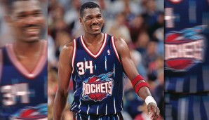 Da lacht der zweimalige Champ: Im Karriereabend von Hakeem Olajuwon fügten die Rockets ihren sonst roten Trikots noch ein dunkles Blau hinzu. Die aggressive Rakete gab es oben drauf