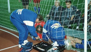 20. September 1989 - Tragische Szene in Hamburg. Vorstopper Ditmar Jakobs kratzt einen Lupfer von Wynton Rufer gerade so von der Linie, rutscht ins Tor und ein Karabinerhaken der Netzverankerung bohrt sich in seinen Rücken