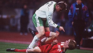 29. Mai 1993 - Das 100. Nordderby in der Liga - hier Uli Borowka im Plausch mit Karsten Bäron - geht als "Skandalderby" und "Meisterstück" in die Geschichte ein. Die Bayern führten 32 Spieltage lang, vor diesem 33. Spieltag sind sie punktgleich mit Werder