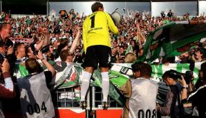 10. Mai 2009 - Abschluss der Derby-Festspielwochen für Werder ist ein 2:0-Heimsieg in der Bundesliga. Wiese stimmt vor dem Bremer Ultras-Block "Scheiß HSV"-Sprechchöre an. Anschließend ermittelt der DFB und brummt dem Keeper 8.000 Euro Geldstrafe auf.