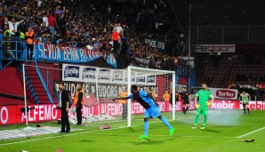 Denn kurz vor Abpfiff begannen Trabzon-Fans zu randalieren, Sitze und Böller flogen auf den Rasen. Skurril: Das Spiel lief weiter, die Spieler warfen die Sitzschalen zurück!
