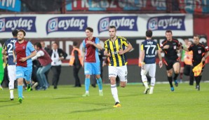 Spieler und Schiedsrichter flüchteten schnellstmöglich in die Kabine - die Partie wurde von Schiedsrichter Bülent Yildirim abgebrochen