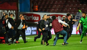 Beim Stand von 0:4 in der Nachspielzeit stürmte ein Mann aus der Trabzon-Kurve auf den Platz, stieß den Schiri-Assistenten zu Boden, trat und schlug auf ihn ein