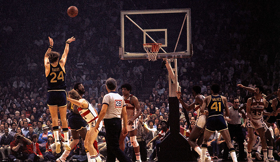 1975: Warriors (1) - Bullets (2) 4:0 - Einen Sweep hatte viele Beobachter erwartet, allerdings für Washington. Schließlich hatte man vorher den Champion zurück nach Boston geschickt. Auch beim 0:3 glaubten noch viele an die Bullets - beim 0:4 nicht mehr