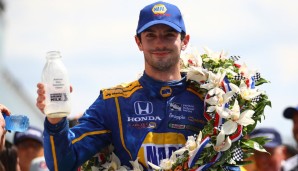 Auch die obligatorischen Siegerfotos mit allen möglichen Sponsorenkappen dürfen nicht fehlen. Erst war's Firestone, dann die Indycar-Serie, dann der eigene Sponsor NAPA