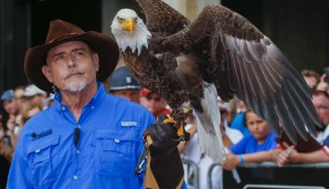 Wer es lieber etwas traditioneller mag, ist bei der Fahrerparade besser aufgehoben - stilecht mit dem US-Wappentier, einem Weißkopfseeadler