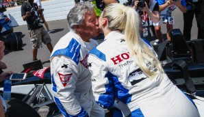 Ein Küsschen als Belohnung: Andretti fuhr Lady Gaga vor dem Start in einem Zweisitzer ums Brickyard