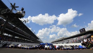 Anschließend versammelte sich das gesamte Team von Alexander Rossi, um den Brickyard gleichzeitig zu küssen