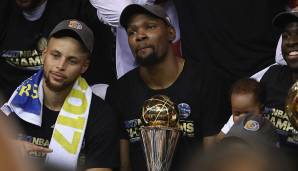 KEVIN DURANT (28 Jahre, 256 Tage): In OKC scheiterte KD mehrfach knapp, dazu kamen immer wieder Verletzungen von Schlüsselspielern. Sein Wechsel nach Golden State machte aus einem Super- ein Über-Team, der Titel 2017 war die logische Konsequenz.