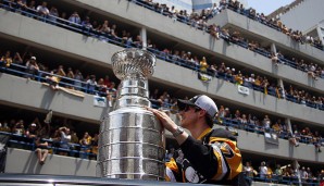 Da ist das Ding! Die Pittsburgh Penguins konnten gegen sich die San Jose Sharks den Stanley Cup sicher. Was darf da nicht fehlen? Richtig, eine Parade!