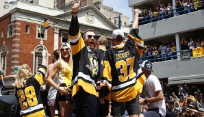 Die Pittsburgh Penguins konnten sich den Stanley Cup sicher. Was darf da nicht fehlen? Richtig, eine Parade!