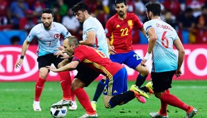 GRUPPE D, SPANIEN - TÜRKEI 3:0: Spanien tut sich zu Beginn schwer. Iniesta bekommt die harte Gangart der Türken zu spüren