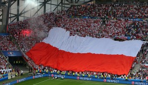 POLEN - PORTUGAL: Die riesige Polen-Flagge im Stadion täuschte über die negative Atmosphäre vor dem Spiel hinweg