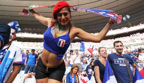 Vor dem Finale gegen Portugal machen sich die französischen Fans so heiß, dass auch ein Hauch von Nichts als Bekleidung reicht