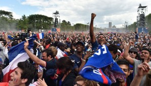Ausnahmezustand auf dem Champs-de-Mars nach dem Sieg der Franzosen