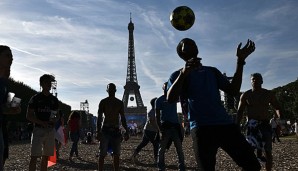 Vor dem Eiffelturm stimmen sich die Fans auf das Halbfinale ein