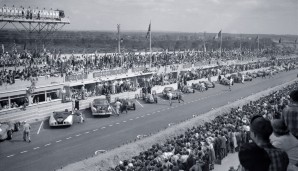 Schon am 26. Mai 1923 fiel in Le Mans erstmals der Startschuss für ein 24-Stunden-Rennen. Das Rennen der Fahrer zu ihren Autos wurde zum Markenzeichen