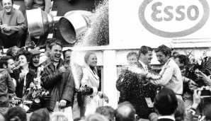 Die Geburtsstunde der Sektdusche. Dan Gurney (4.v.l.) wurde 1967 eine Flasche Champagner gereicht, er verspritzte das Blubberwasser, Ford-Kollege AJ Foyt und Jo Siffert von Porsche zogen nach