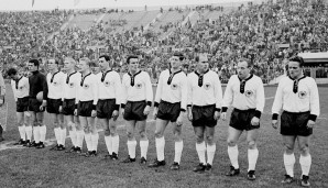 WM 1962, Gruppenphase (0:0): Die deutsche Auswahl um Uwe Seeler und Trainer Sepp Herberger trifft zum Gruppenauftakt auf Italien mit Gianni Rivera und Cesare Maldini