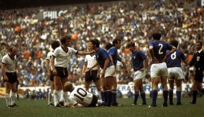 WM 1970, Halbfinale (3:4 n.V.): Im Aztekenstadion von Mexiko City sehen 102.400 Zuschauer ein Duell zwischen Deutschland und Italien, das als "Jahrhundertspiel" in die Geschichte eingehen sollte