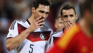 6. Juni 2014: Deutschland bestreitet gegen Armenien sein letztes WM-Testspiel, und Klose schreibt Geschichte. Er erzielt sein 69. Länderspieltor und überflügelt damit Gerd Müller als DFB-Rekordschütze. Mats Hummels gratuliert