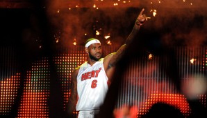 PLATZ 2: LeBron, die zweite: Die Miami Heat sicherten sich 2010 die Dienste des Königs. Die Machtverhältnisse der NBA kippten Richtung South Beach, zusammen mit Wade und Bosh stand er viermal in den Finals und holte zweimal die Trophäe