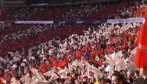 68.000 rote und weiße Fahnen wurden anlässlich der Choreo verteilt und beim Einlauf der Spieler geschwenkt. Es herrschte eine grandiose Stimmung im Wanda Metropolitano. Allein das Endergebnis passte aus Atletico-Sicht gar nicht dazu. Real gewann mit 3:1.