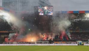 Grundsätzlich ist Pyrotechnik natürlich auch in der Schweiz verboten, allerdings gibt es die Möglichkeit von Ausnahme-Bewilligungen, die Fans über die Klubs beantragen können, um Pyros im Stadion zu zünden.
