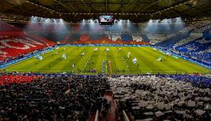 Seit Jahrzehnten pflegen der FC Schalke 04 und der 1. FC Nürnberg eine innige Fanfreundschaft. Dieser verliehen die Anhänger der beiden Lager am 12. Spieltag der Bundesliga mit einer beeindruckenden Choreo Ausdruck. Kostenpunkt: schlappe 22.000 Euro.