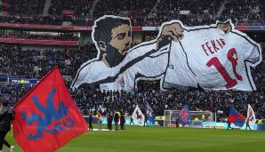 Die Fans von Olympique Lyon zeigten im Derby gegen Saint Etienne ihren Mittelfeldspieler Nabil Fekir. Dieser löste im Hinspiel in Saint Etienne mit seinem "Messi-Jubel" einen Platzsturm aus.