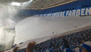 "Kämpft für unsere Farben!", forderten die Schalke-Fans, hüllten die Nordkurve in Blau-Weiß. Außerdem trugen die Fans einheitlich blau-weiße Mützen. Und so sah das Ganze aus.