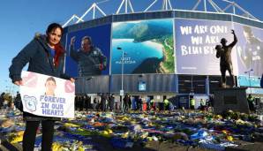 Bereits vor dem Spiel gegen den AFC Bournemouth legten die Fans der Bluebirds in Gedenken an den argentinischen Stürmer Fan-Utensilien vor dem Stadion nieder. Sala war kurz vor seinem Flugzeugabsturz am 21. Januar 2019 von Nantes nach Cardiff gewechselt.